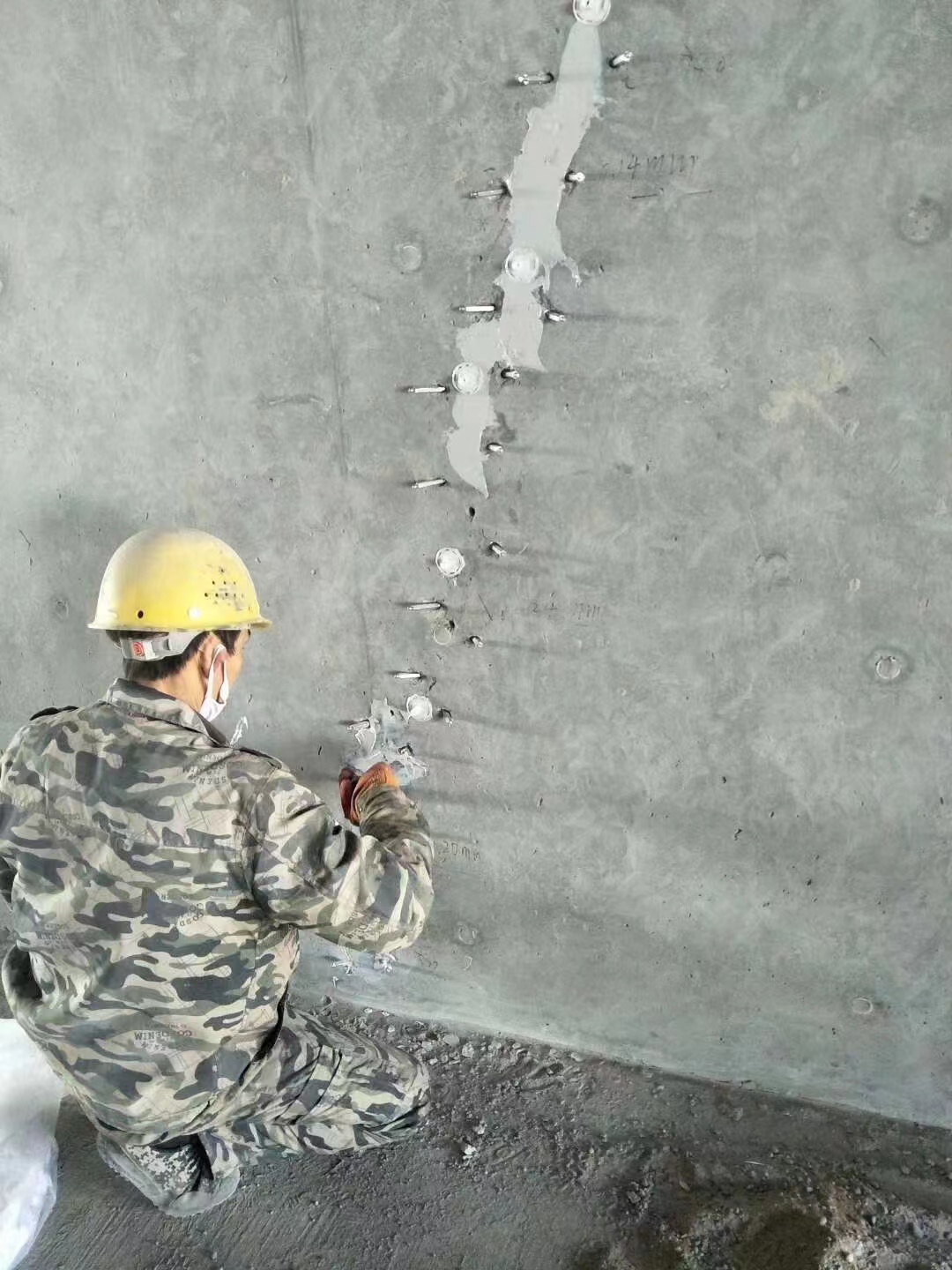 鹤壁混凝土楼板裂缝加固施工的方案
