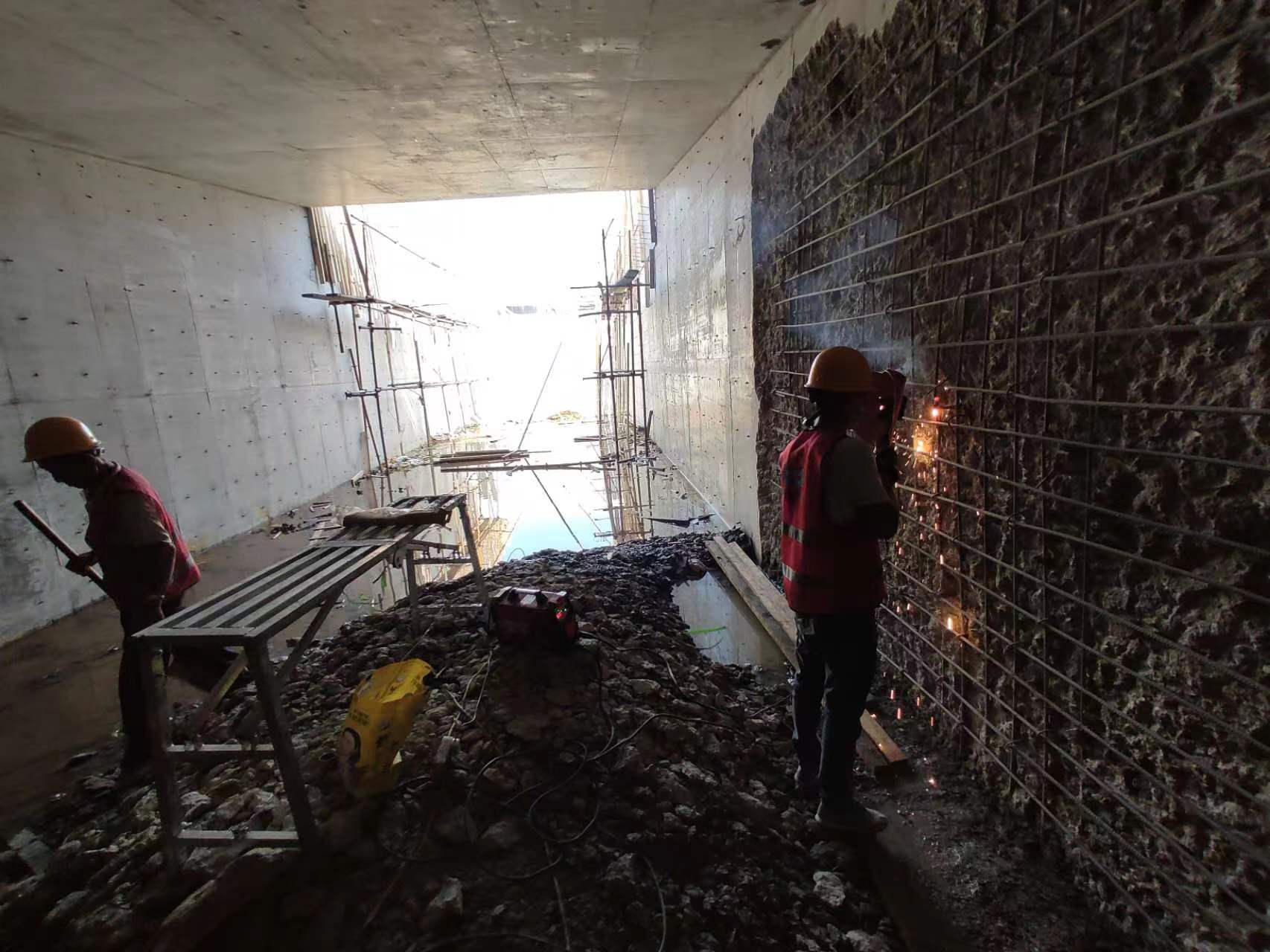 鹤壁挖断承重墙导致楼体开裂，加固施工方案出炉